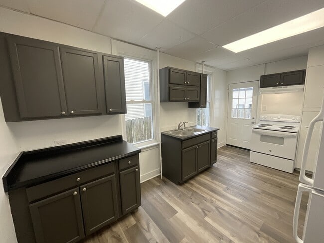 Building Photo - 650 W College Ave