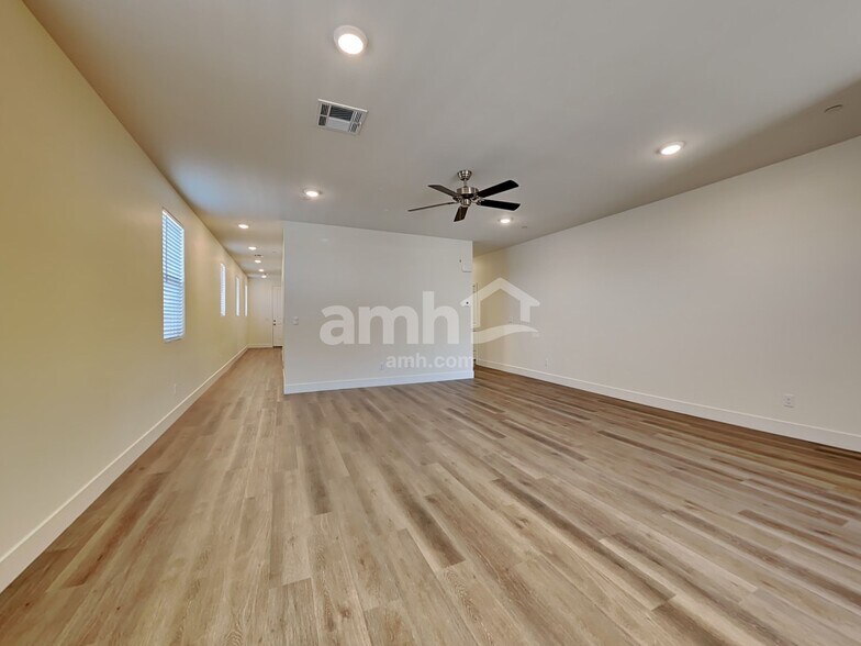 Building Photo - 521 Silverbell Falls Pl