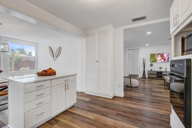 Building Photo - 2121 Greenbriar Blvd