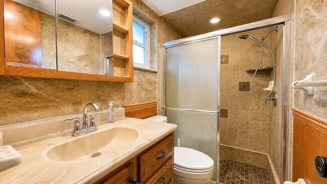 Building Photo - 35025 Raintree Dr