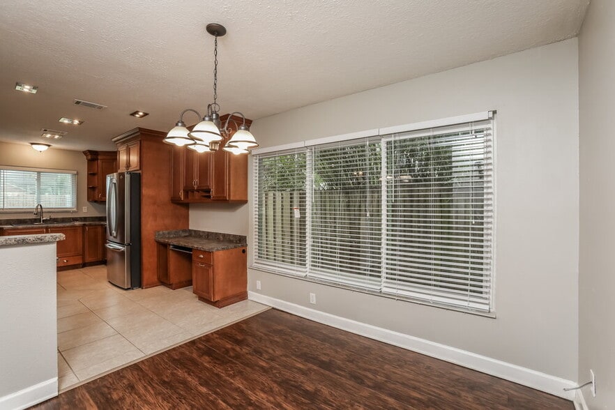 Building Photo - 1009 Black Willow Dr
