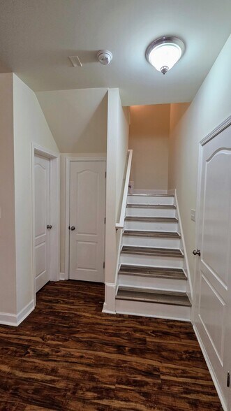 Building Photo - 113 Beechleaf Ct