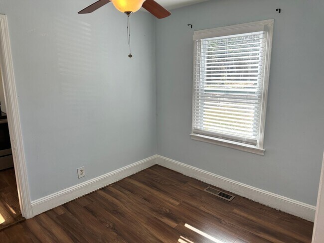 Building Photo - Cozy 2 Bedroom Home in Oakhurst!