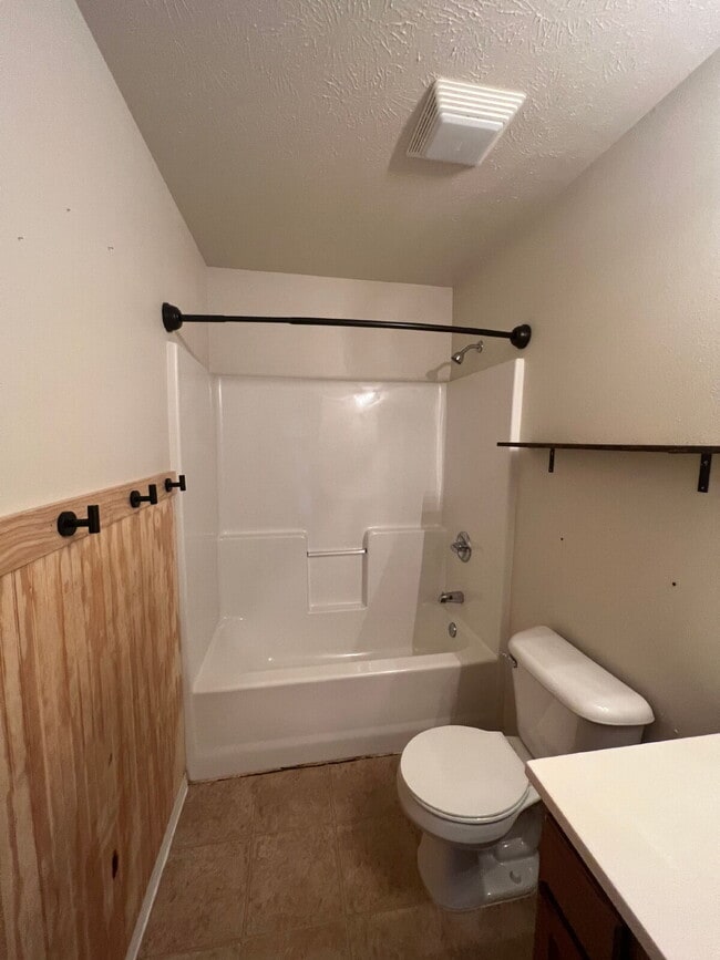 Building Photo - Spacious 5 Bedroom with 2nd Kitchen
