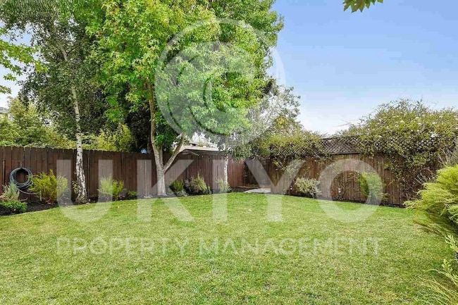 Building Photo - 93 Echo Ave
