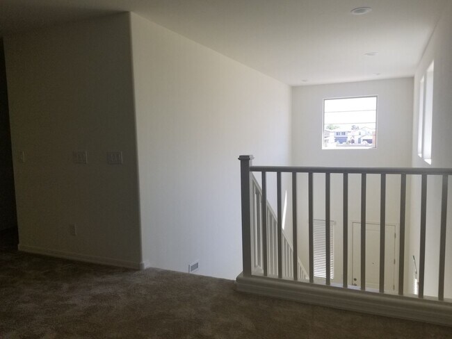 Building Photo - Great Home in Gated Community