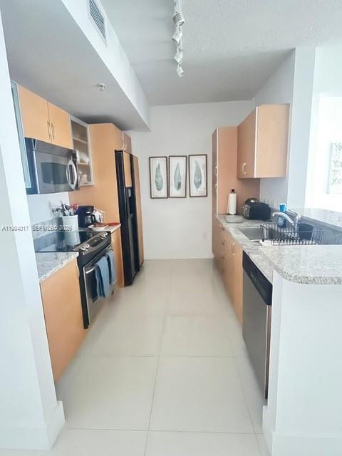 Building Photo - 18800 NE 29th Ave