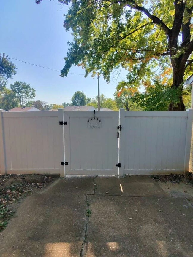 Building Photo - Freshly Updated Florissant Rental – Perfect for Families!