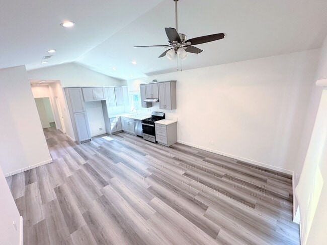 Building Photo - Spacious 3bd/2ba detached REAR home/unit in Lake Balboa!