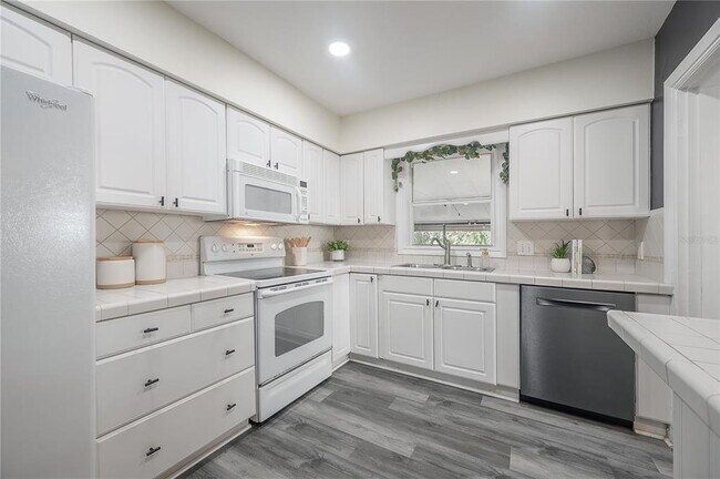 Building Photo - 1211 E Park Cir
