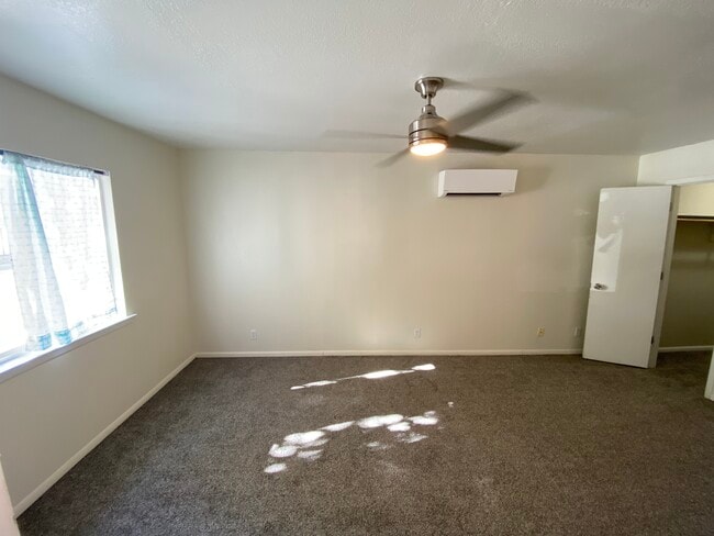 Building Photo - 11213 Chico Rd NE