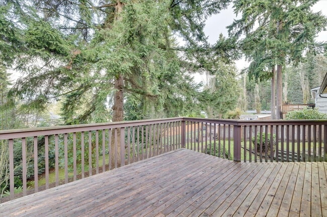 Building Photo - Spacious 3 bed 2.5 bath in Eastgate neighborhood.