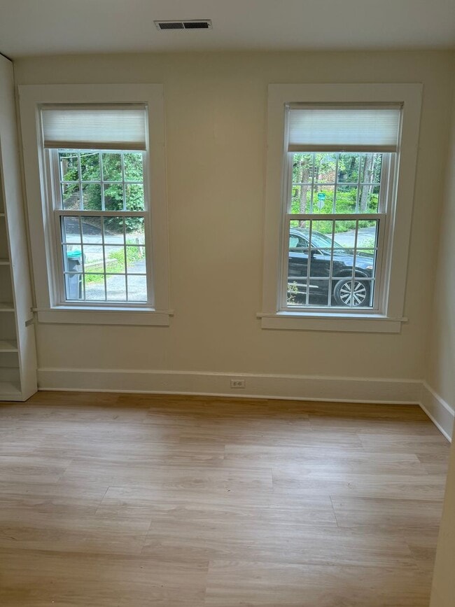 Building Photo - Charming cottage walkable to Grounds.