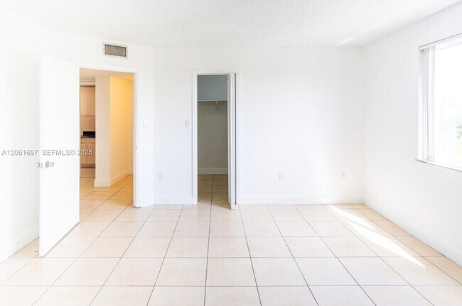 Building Photo - 6950 Miami Gardens Dr
