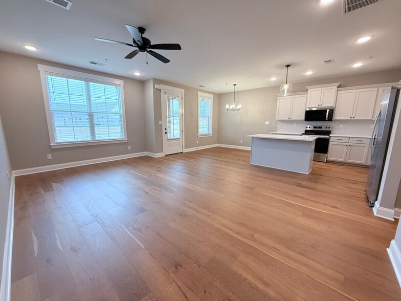 Building Photo - 731 Bolivar Dr