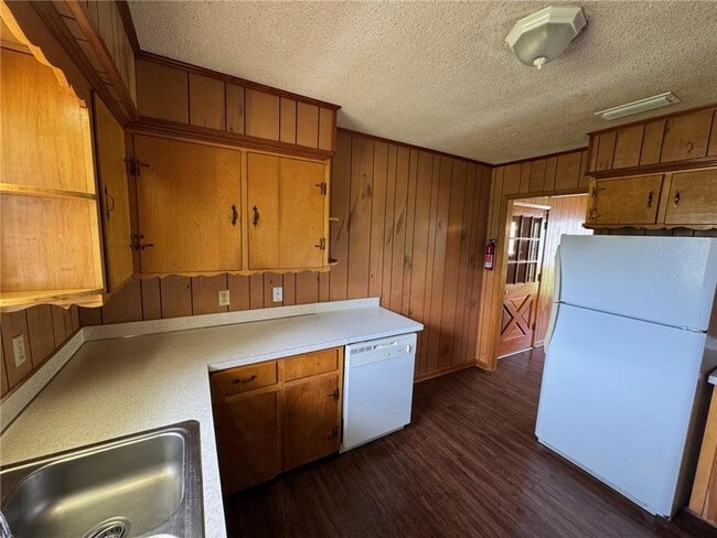 Building Photo - 24 Bethel Forest Dr S