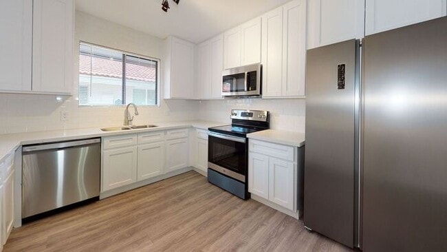 Building Photo - 3 bedroom 2 bath home situated on the Golf Course!