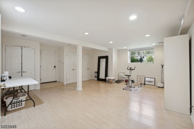 Building Photo - 24 Thackeray Dr