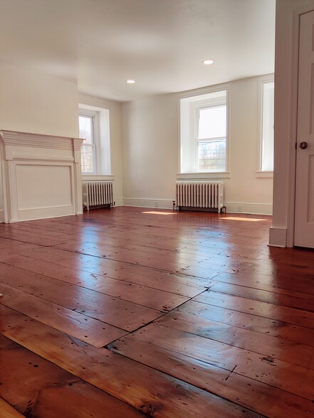 Newly renovated featuring lots of natural light - 1009 Reading Ave