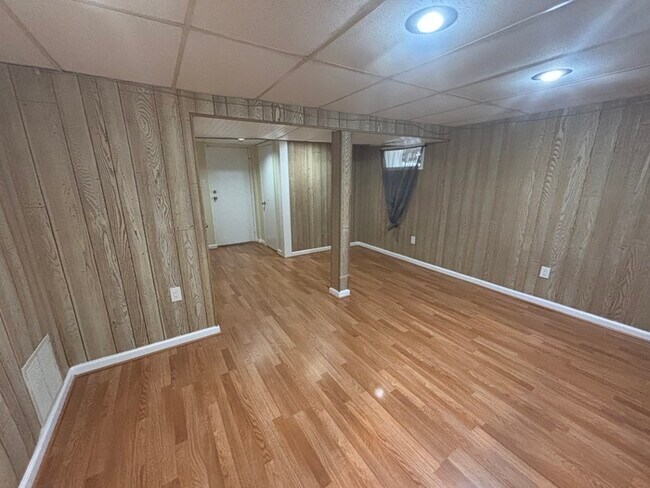 Building Photo - 3 bedrooms plus Den