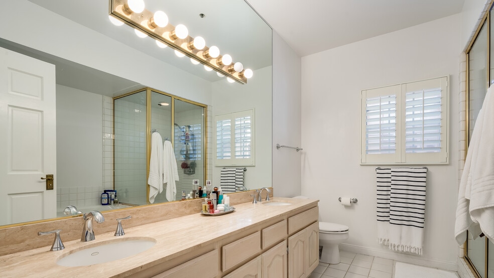 Building Photo - 2025 S Beverly Glen Blvd