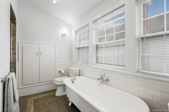 Building Photo - 225 Larchmont Ave