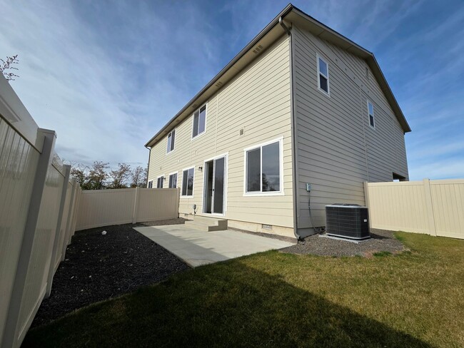 Building Photo - Modern New-Build Duplex in Payette