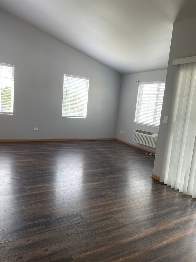 Building Photo - 1723 Silverstone Dr