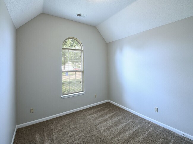 Building Photo - 3 Bedroom, 2 Bath Near Whitten and Dexter
