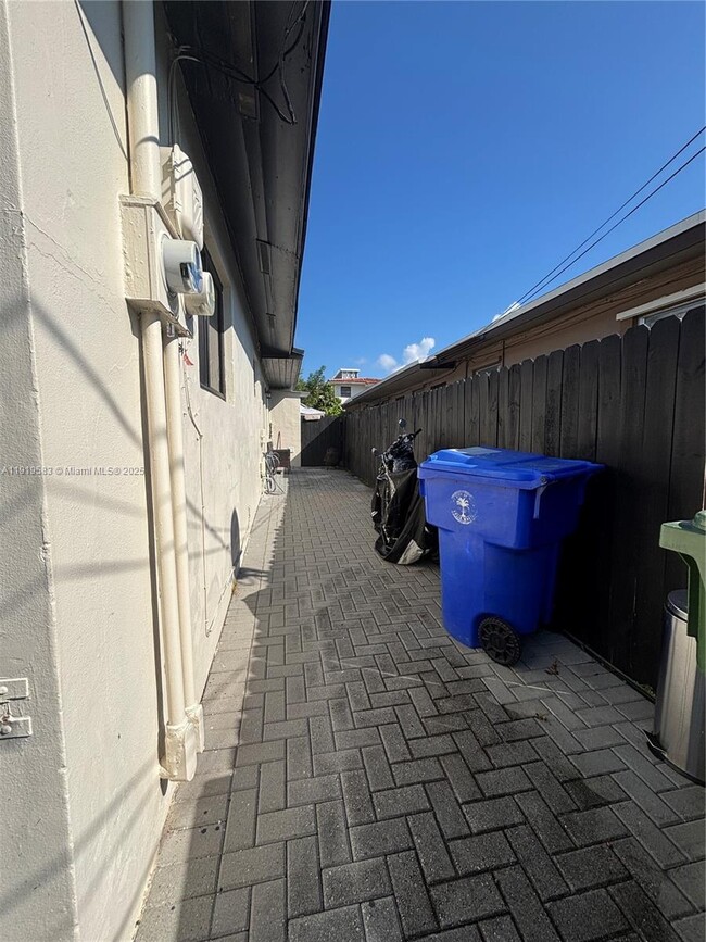 Building Photo - 2723 SW 31st Ct