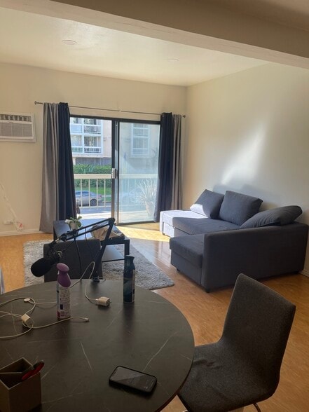 Living room - 1440 Veteran Ave
