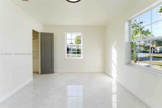 Building Photo - 1621 S 16th Ave