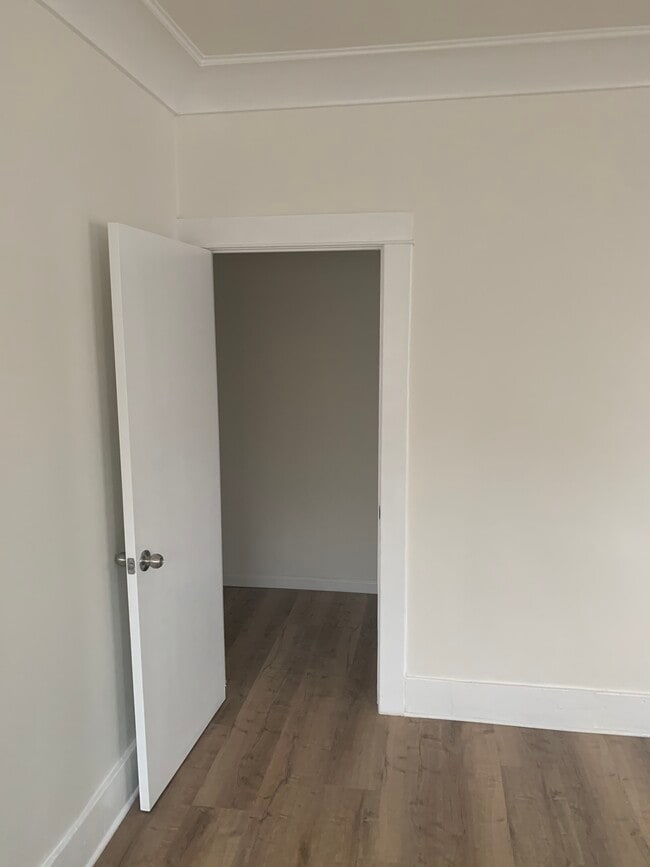 Building Photo - 137 E 31st St