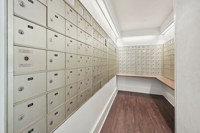 Building Photo - Walk to Georgetown! One Month Concession! Professionally Managed & Recently Renovated // 1 Bedroo...