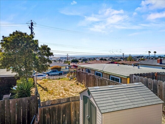 Building Photo - Upper Seaside four bedroom and two bath