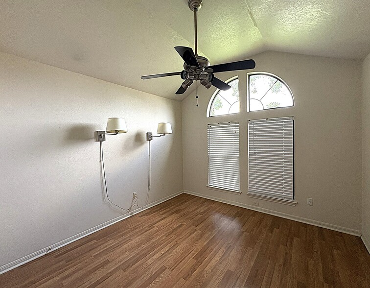 Building Photo - 3912 Bur Oak Dr