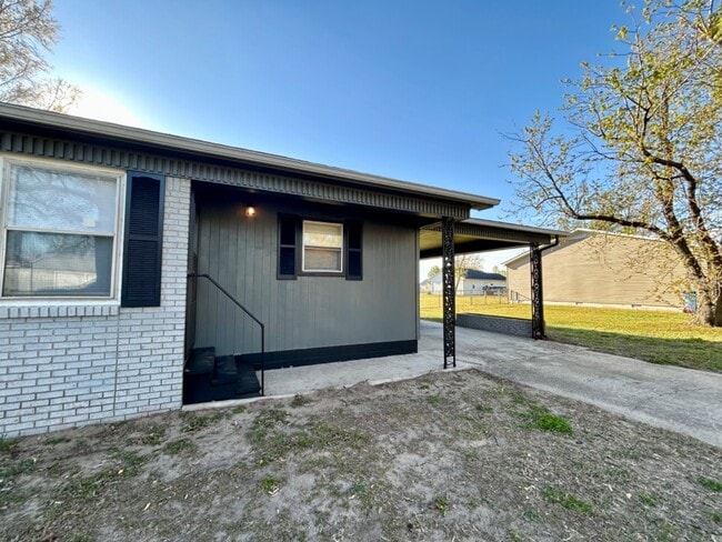 Building Photo - 825 David Ln