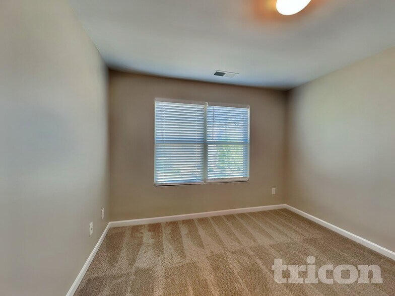 Building Photo - 165 Daisy Cir
