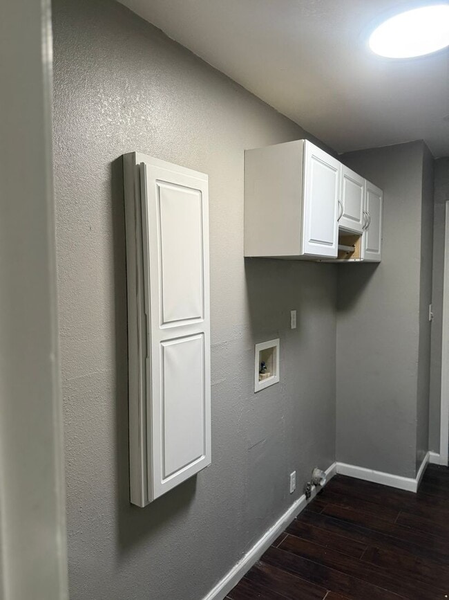 Building Photo - 1/2 off 1st Months Rent!!!!