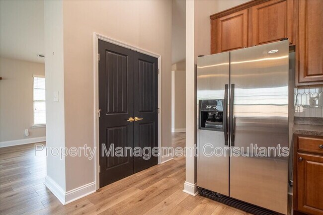 Building Photo - 108 Oak Shade Dr