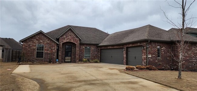 Building Photo - 3200 SW Hazelnut Ave