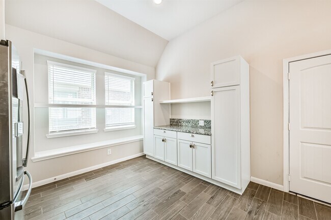 Building Photo - 6330 Lemon Balm Ln