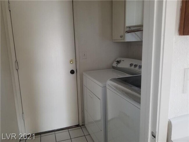 Building Photo - NW 3 Bedroom!