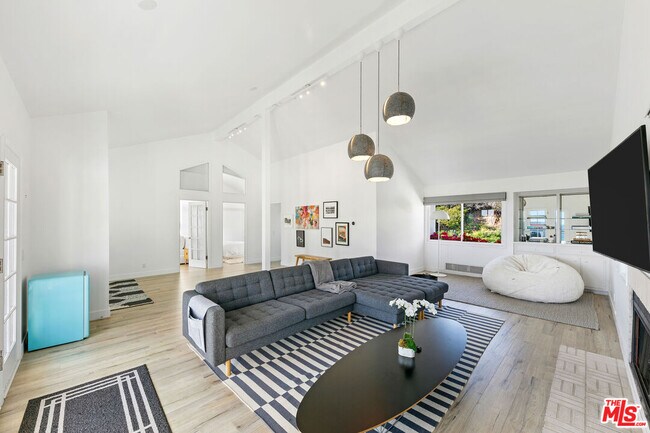 Building Photo - 30830 Broad Beach Rd