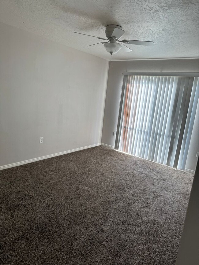 Building Photo - 3 bed 2 bath apartment