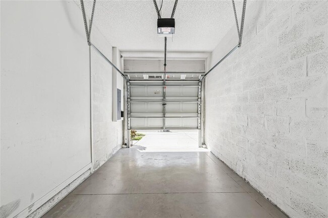 Building Photo - 571 Shoreham Ct NE