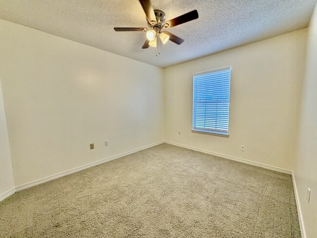 Building Photo - 437 S Shore Dr