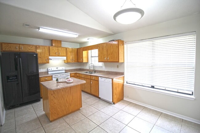 Building Photo - Spacious 3BD/2BA Brick Home Near UWF with ...