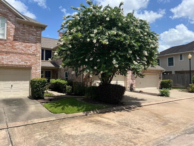 Building Photo - 1155 Enclave Square E