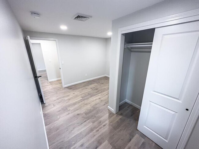 Building Photo - 453 Vineyard Ave